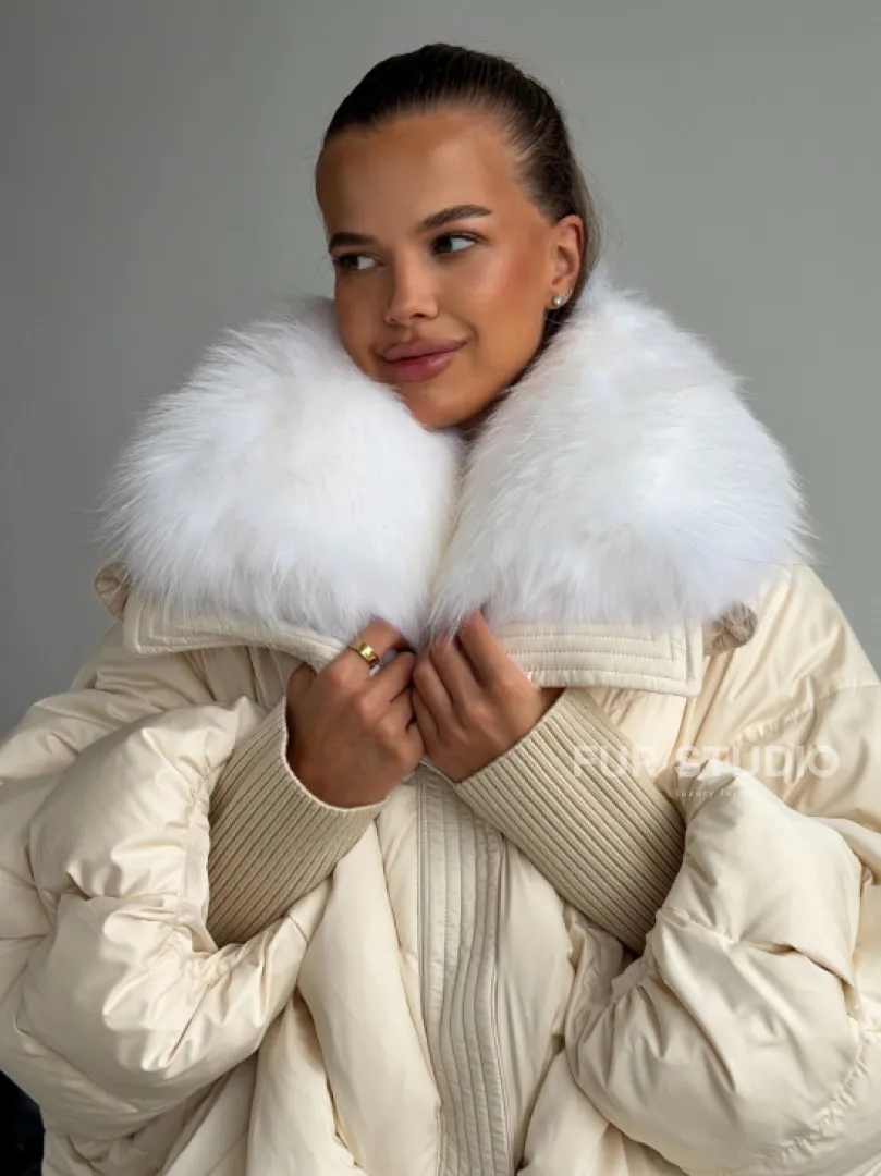 Бежевый зимний пуховик