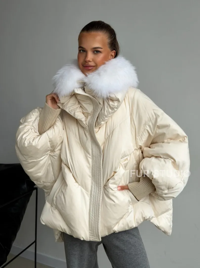 Бежевый зимний пуховик