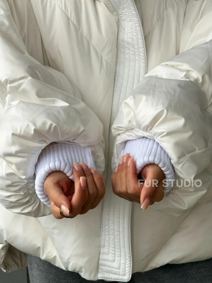 Белый зимний пуховик с мехом