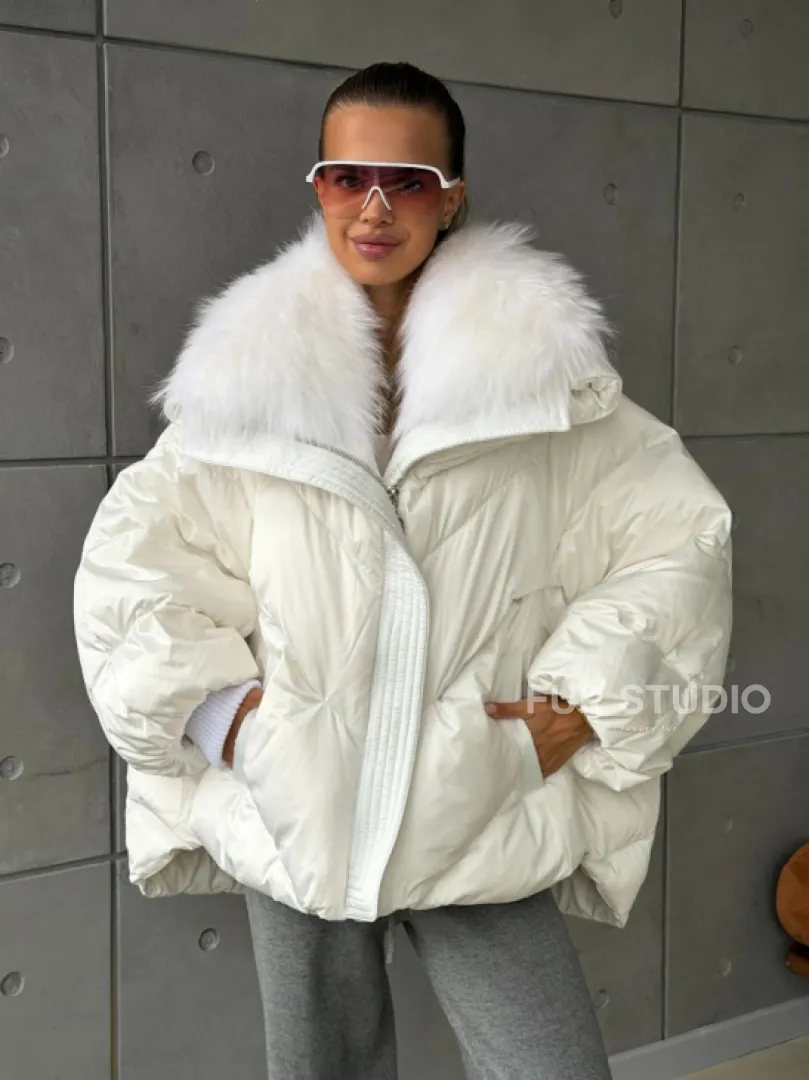 Белый зимний пуховик с мехом
