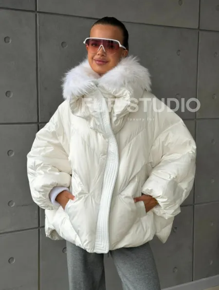 Белый зимний пуховик с мехом - фото 9