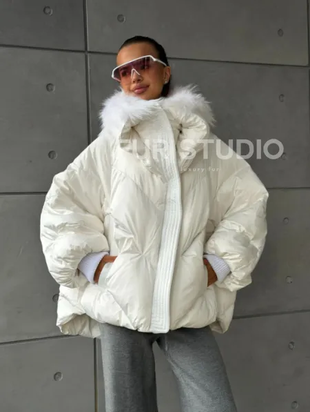 Белый зимний пуховик с мехом - фото 13