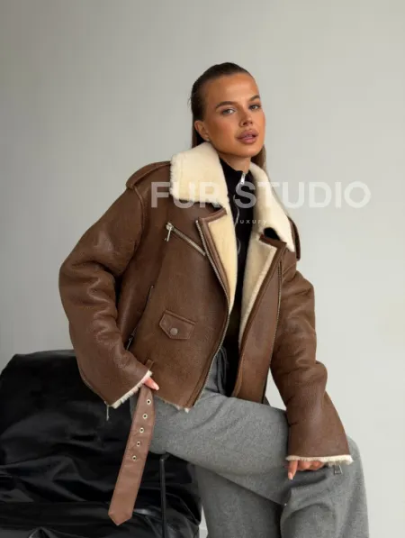 Короткая косуха-дубленка из овчины - фото 10