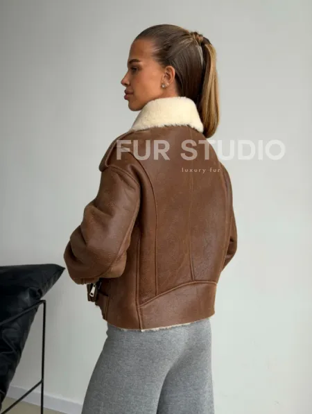 Короткая косуха-дубленка из овчины - фото 5