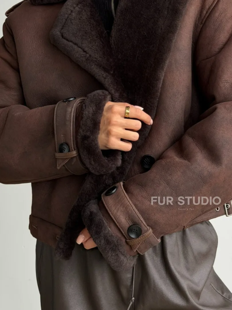 Двубортная короткая дубленка