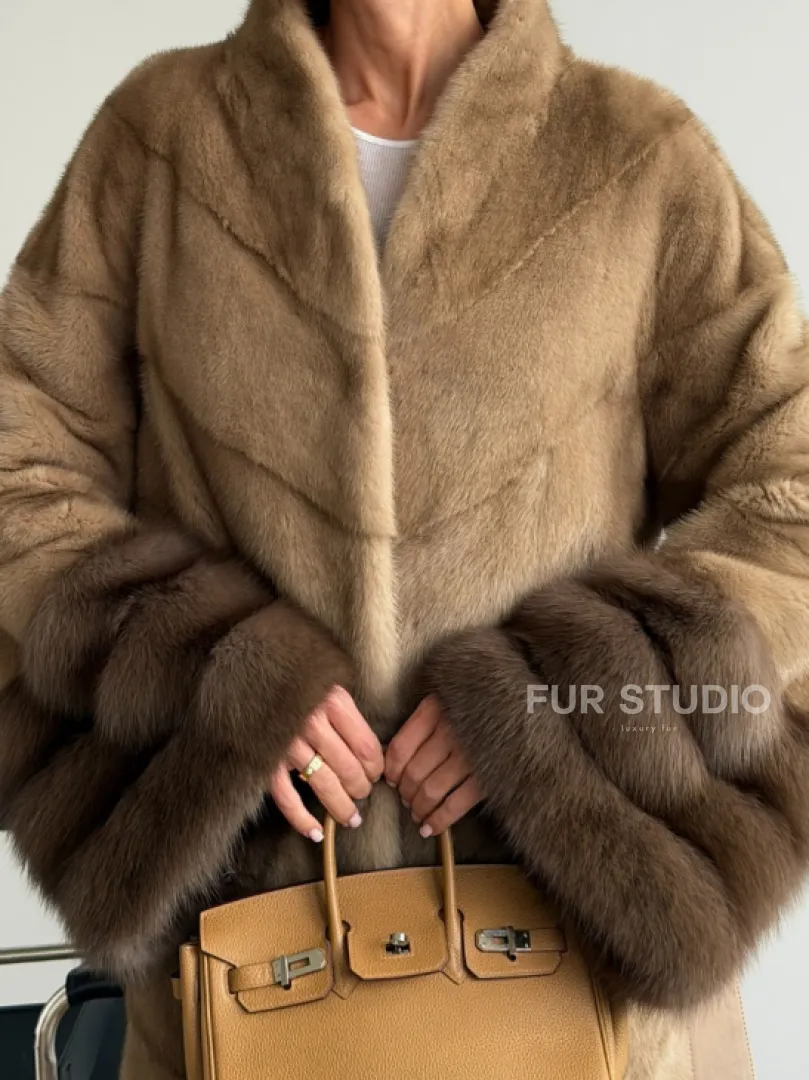 Бежевая норковая шуба с отделкой на рукавах из куницы