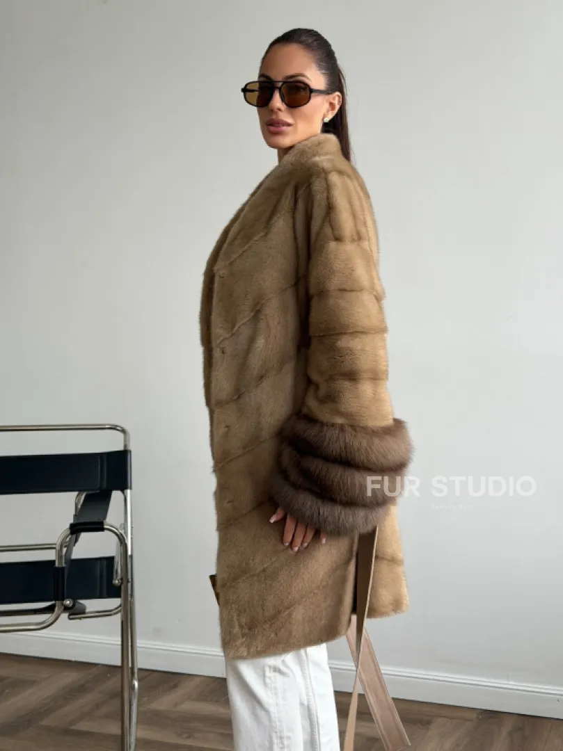 Бежевая норковая шуба с отделкой на рукавах из куницы