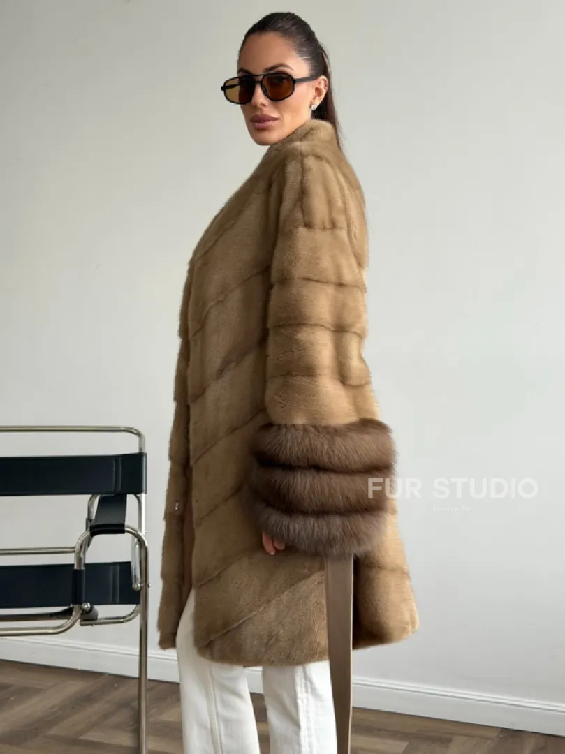 Бежевая норковая шуба с отделкой на рукавах из куницы