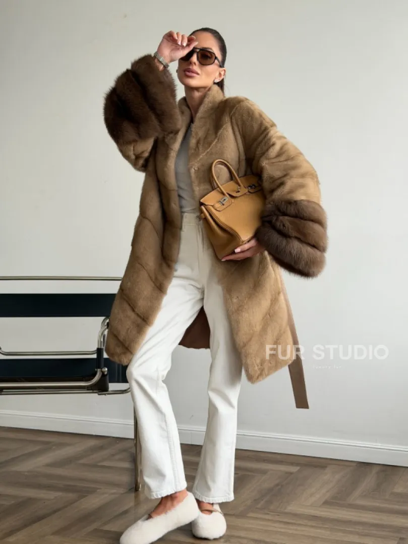 Бежевая норковая шуба с отделкой на рукавах из куницы