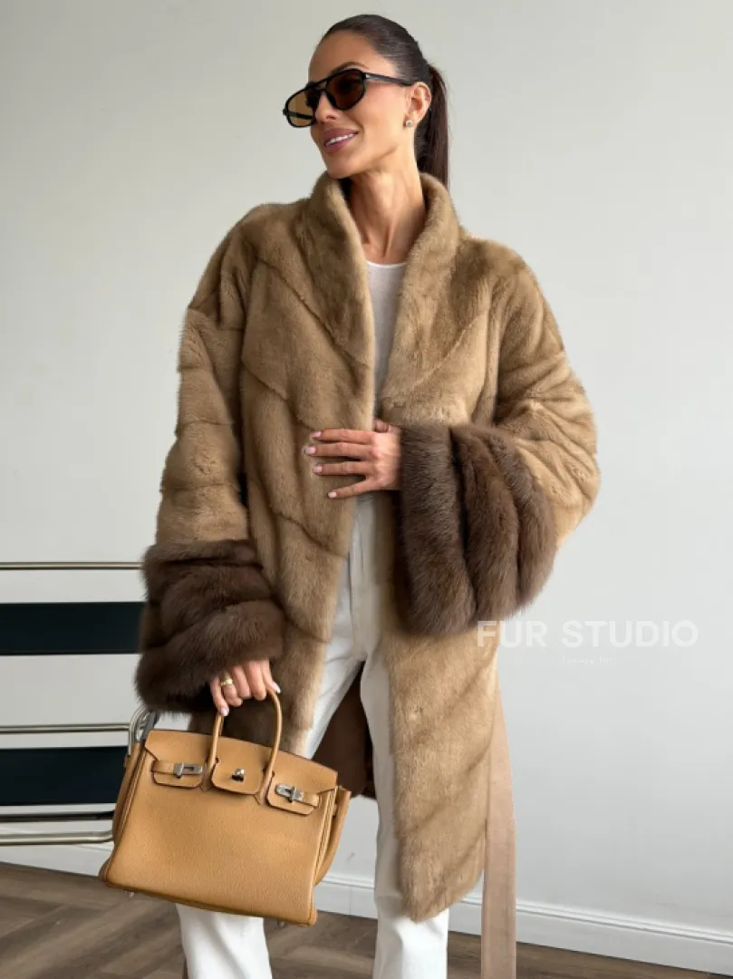 Бежевая норковая шуба с отделкой на рукавах из куницы