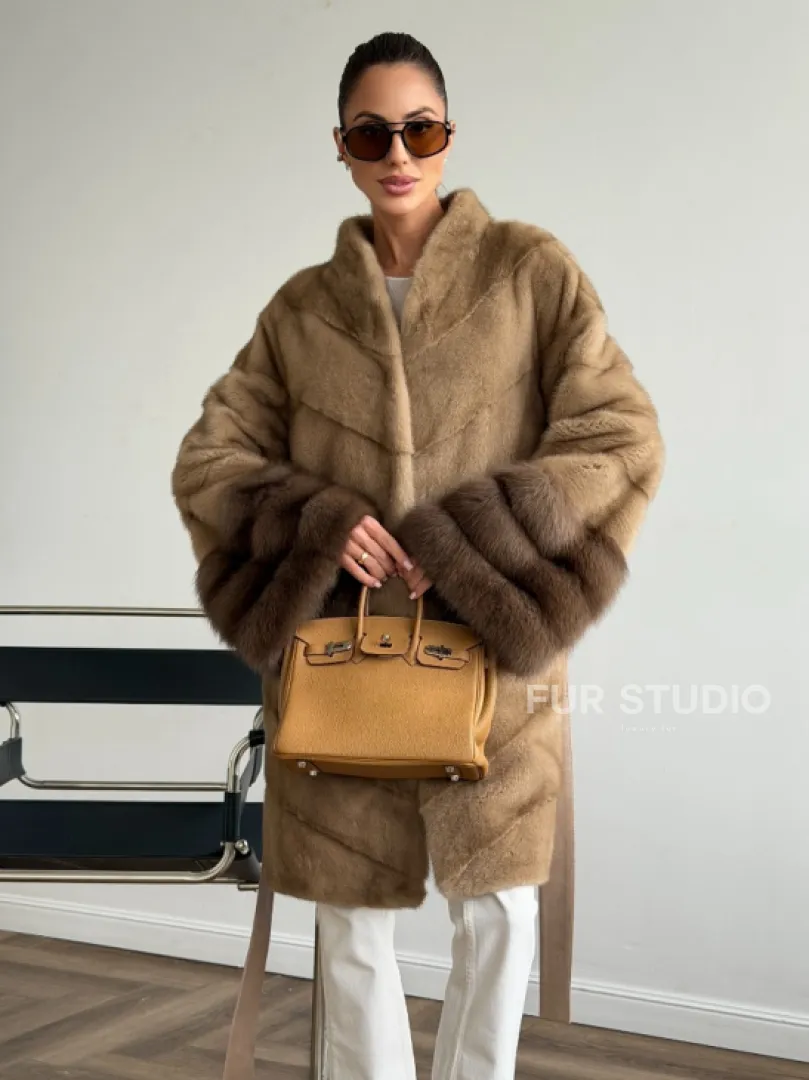 Бежевая норковая шуба с отделкой на рукавах из куницы