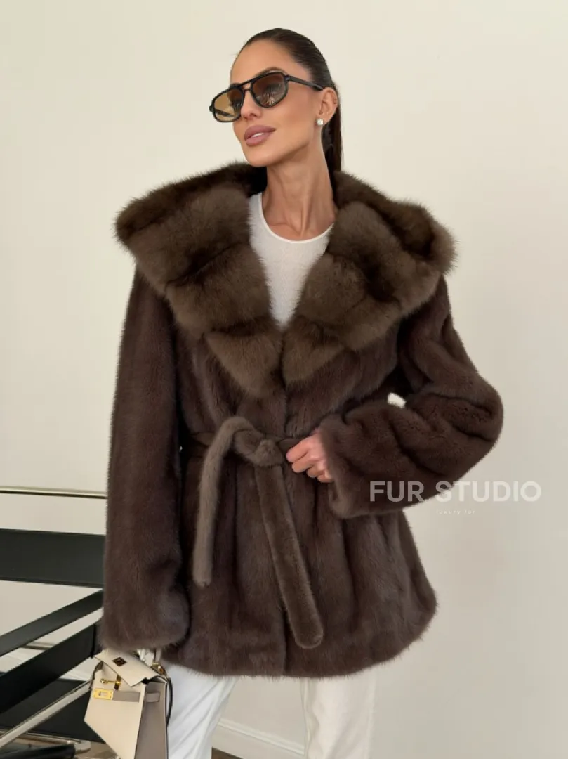 Коричневый норковый полушубок с мехом куницы