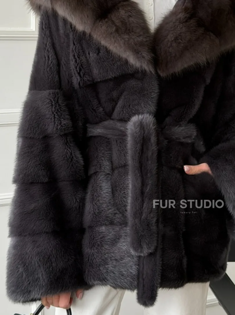Графитовая шуба с капюшоном из куницы