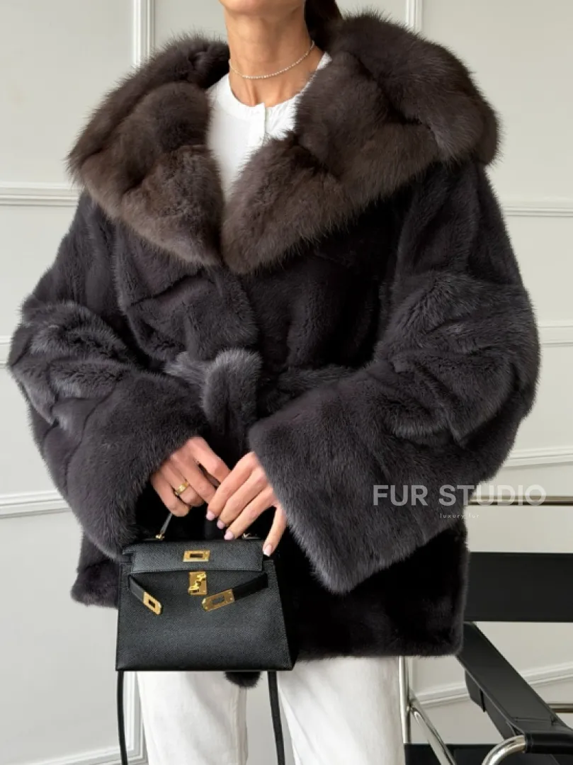 Графитовая шуба с капюшоном из куницы