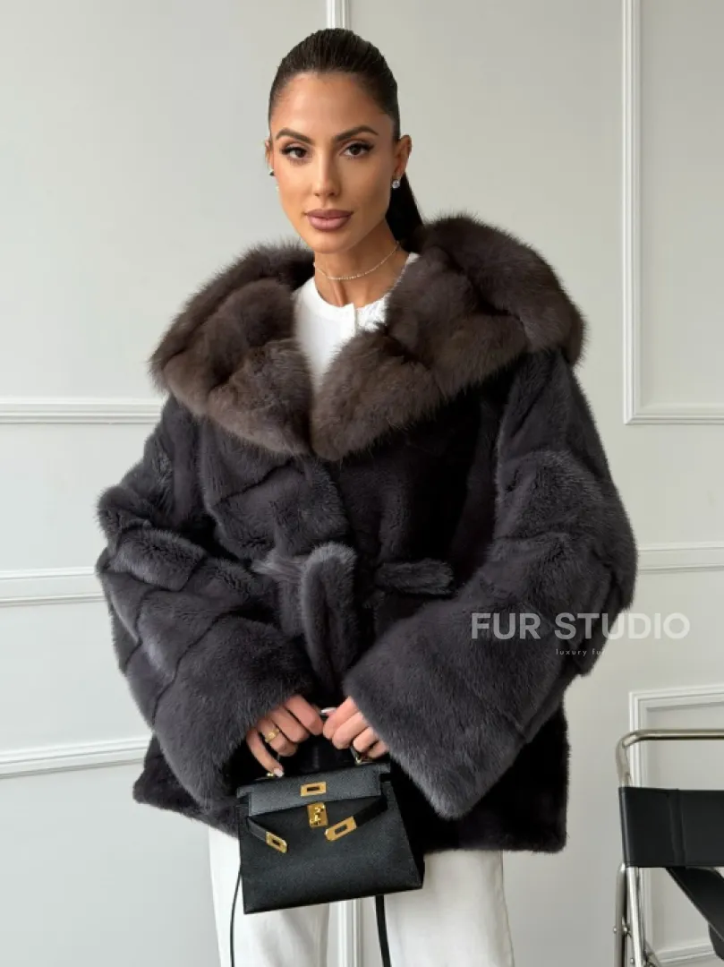 Графитовая шуба с капюшоном из куницы