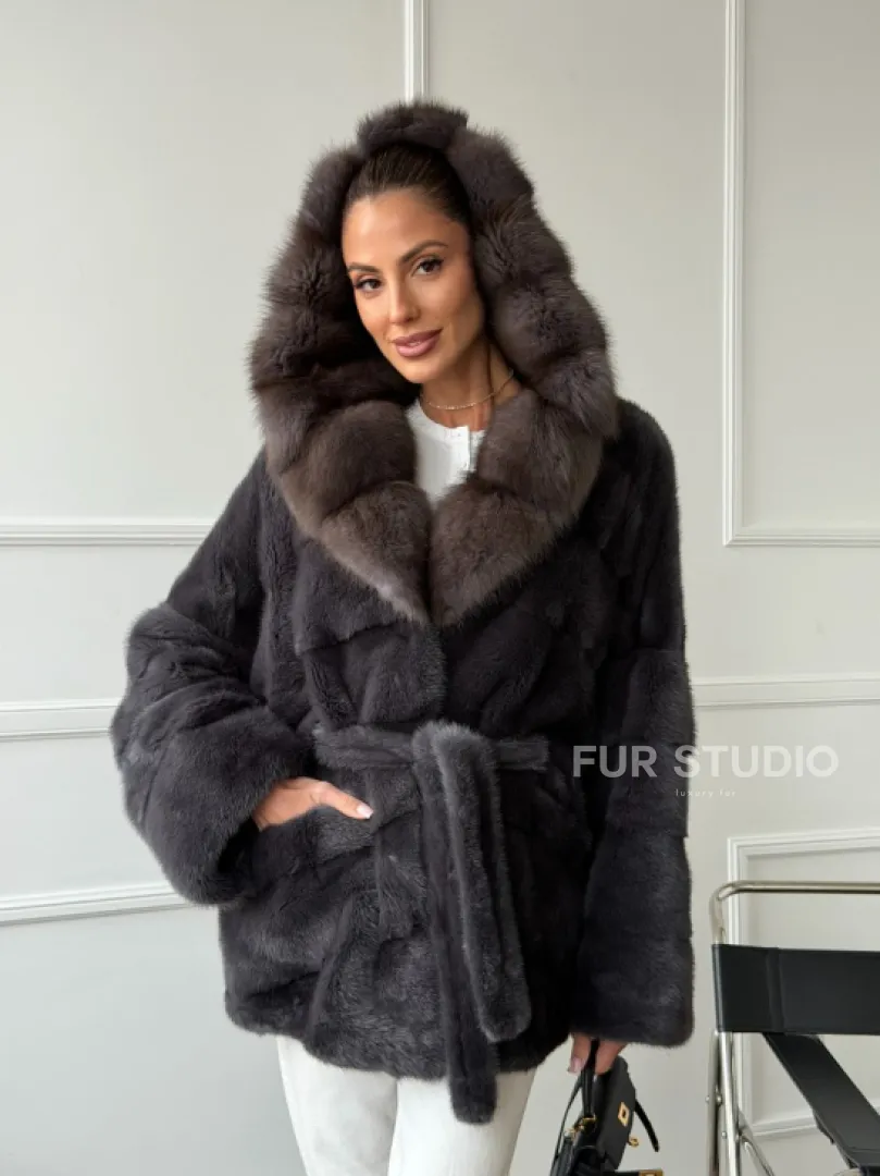 Графитовая шуба с капюшоном из куницы