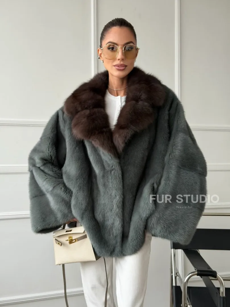 Красивая шуба из меха норки с воротником из куницы