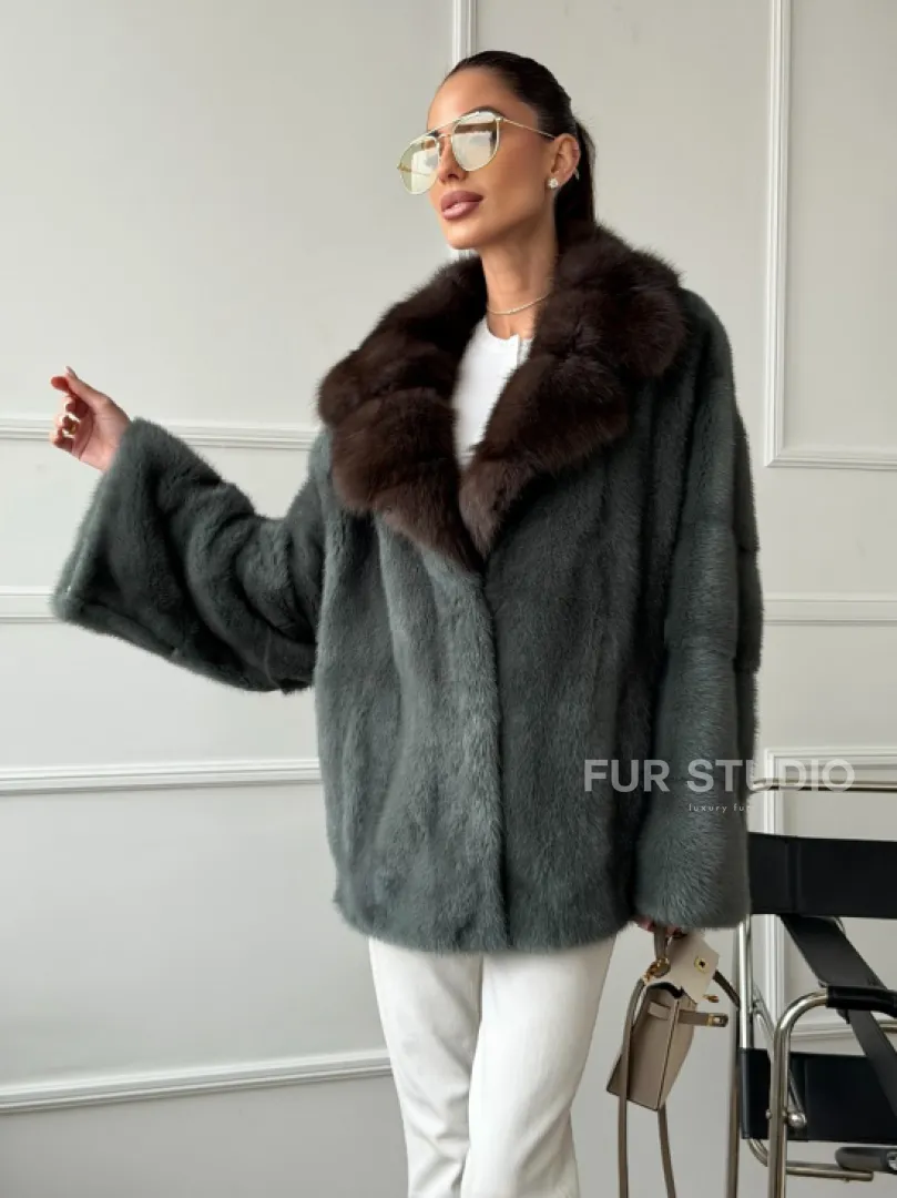 Красивая шуба из меха норки с воротником из куницы