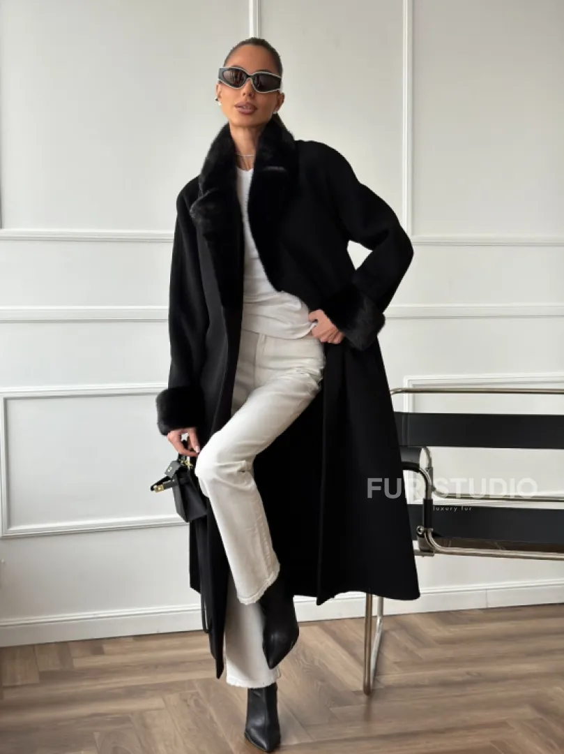 Черное пальто с мехом норки