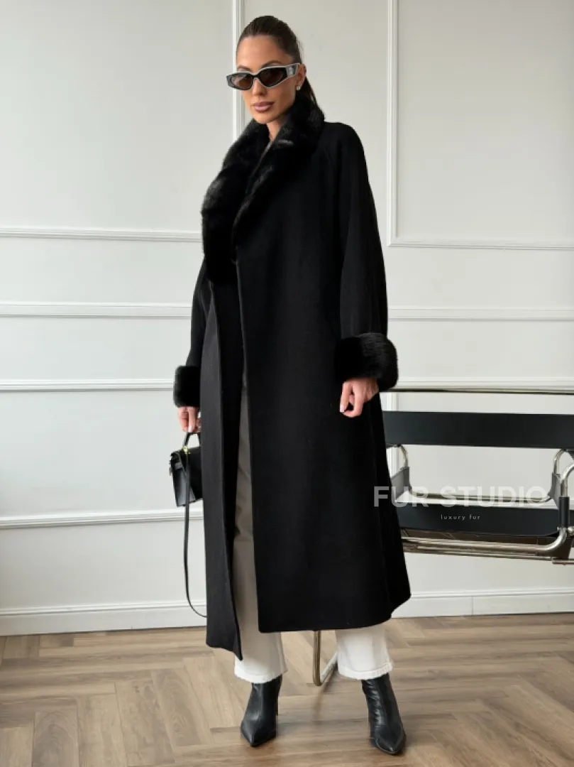 Черное пальто с мехом норки