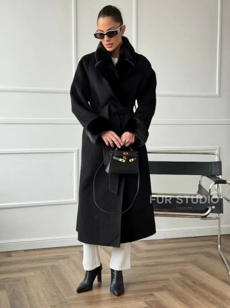 Черное пальто с мехом норки