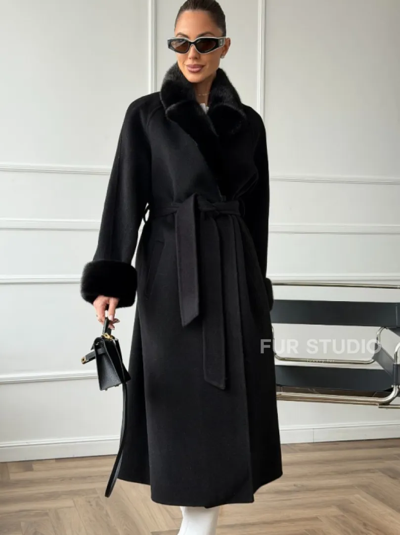 Черное пальто с мехом норки