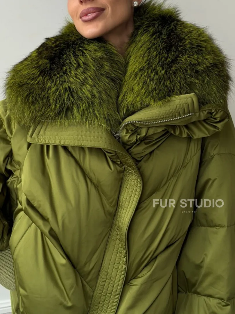 Женский стеганный пуховик с воротником чернобурки