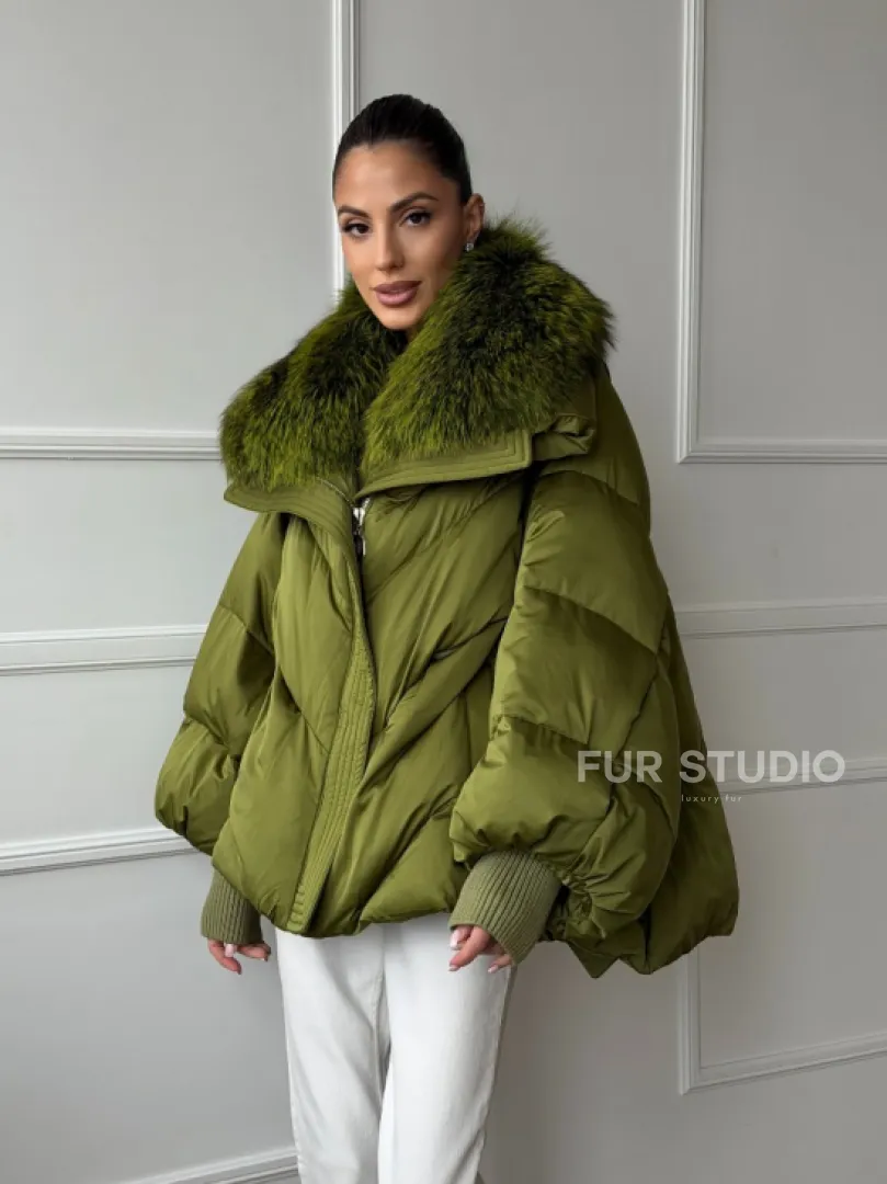 Женский стеганный пуховик с воротником чернобурки