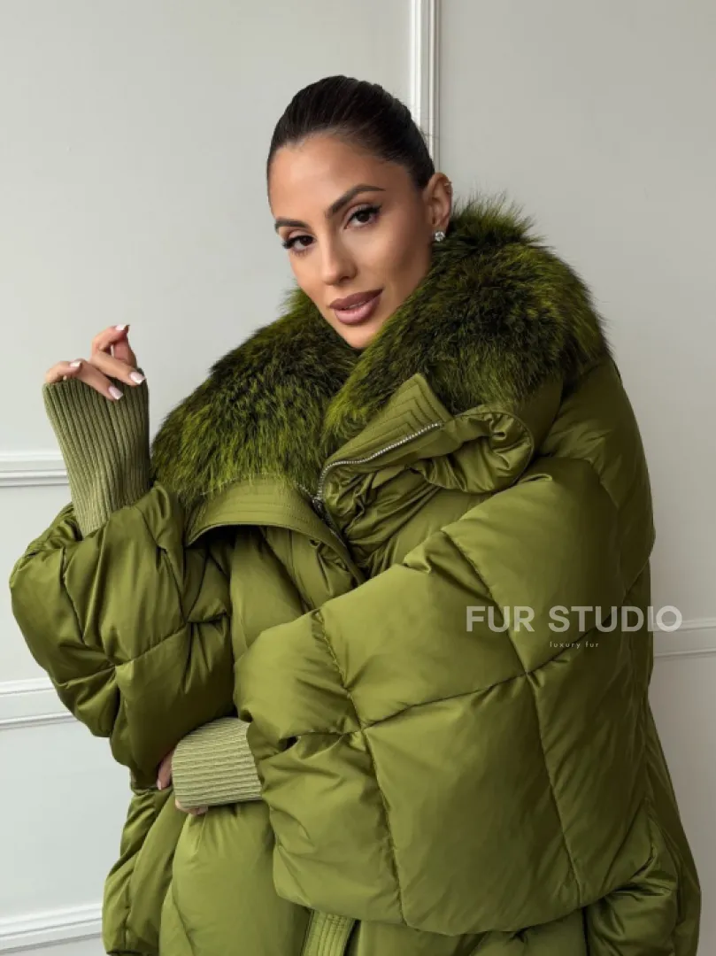 Женский стеганный пуховик с воротником чернобурки
