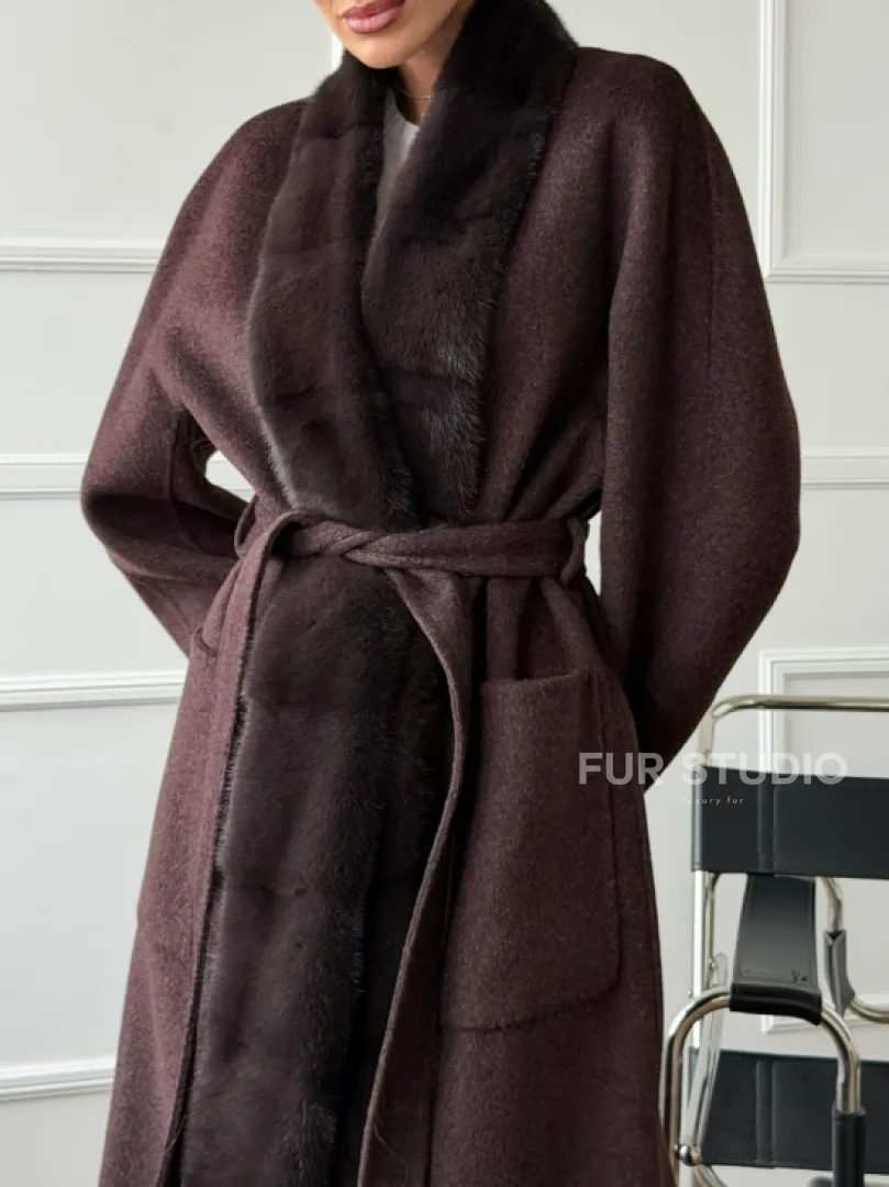 Длинное демисезонное пальто с мехом норки