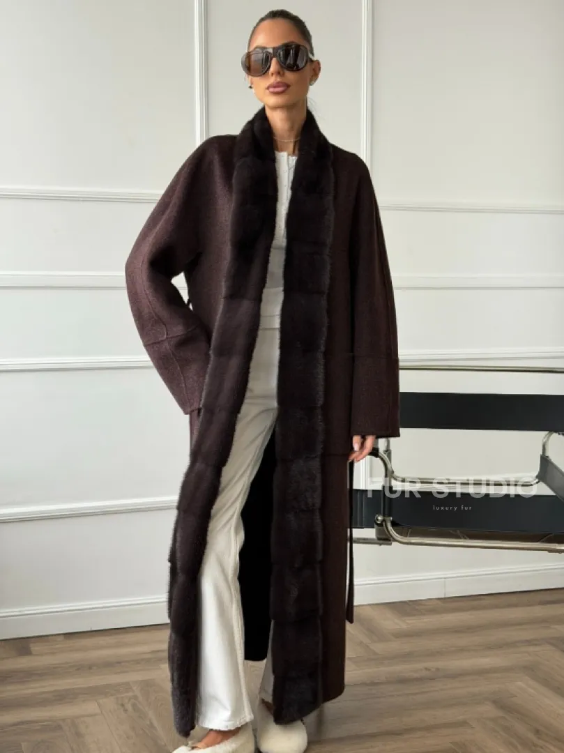 Длинное демисезонное пальто с мехом норки