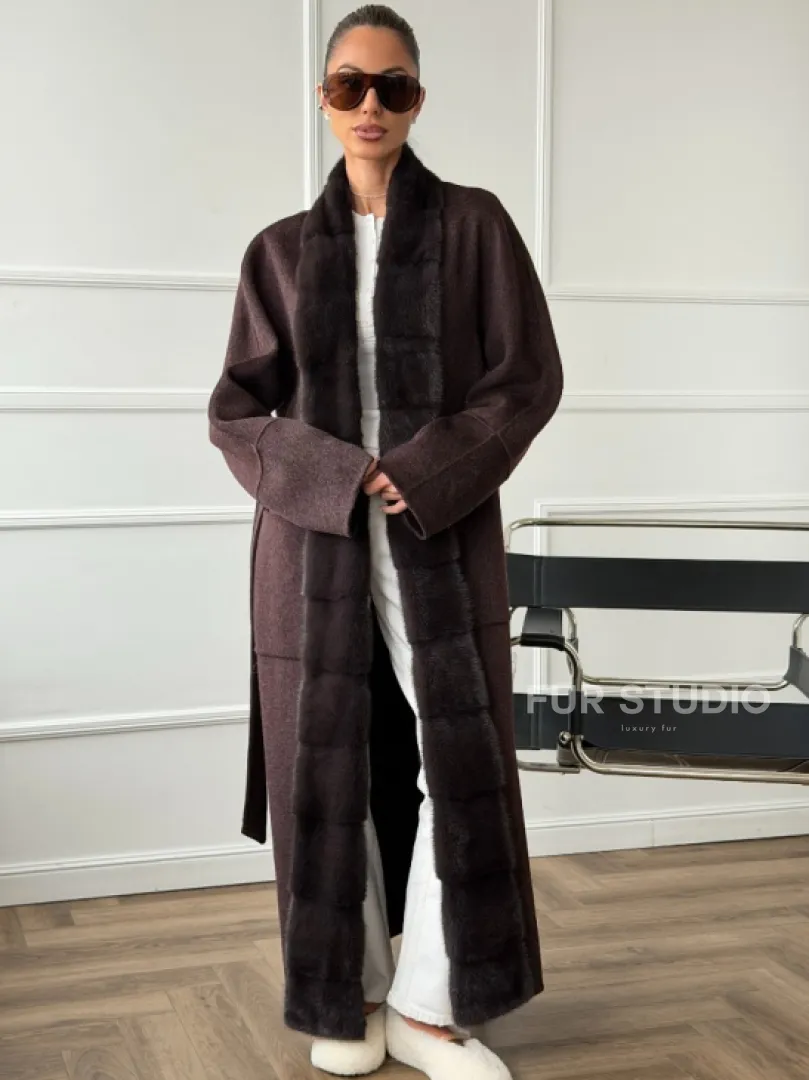 Длинное демисезонное пальто с мехом норки