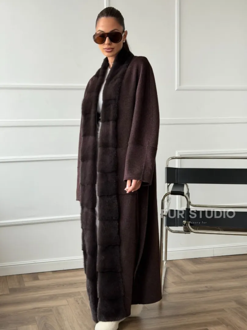 Длинное демисезонное пальто с мехом норки