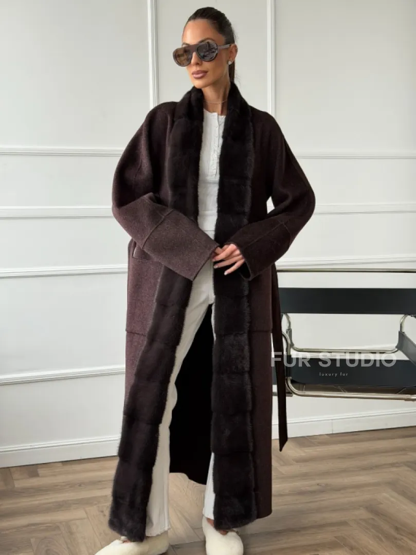 Длинное демисезонное пальто с мехом норки
