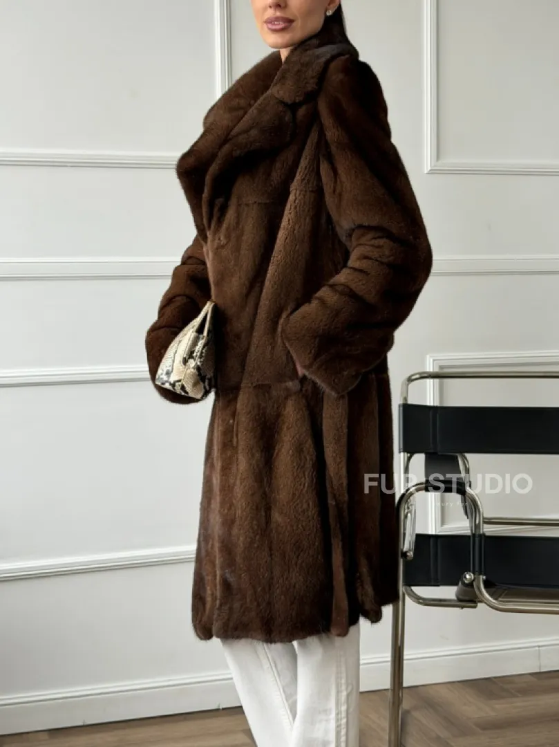 Норковая шуба средней длины со шлицами по бокам