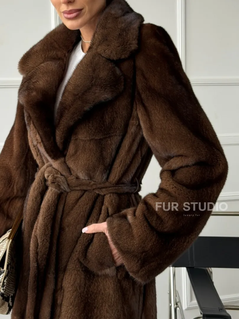 Норковая шуба средней длины со шлицами по бокам