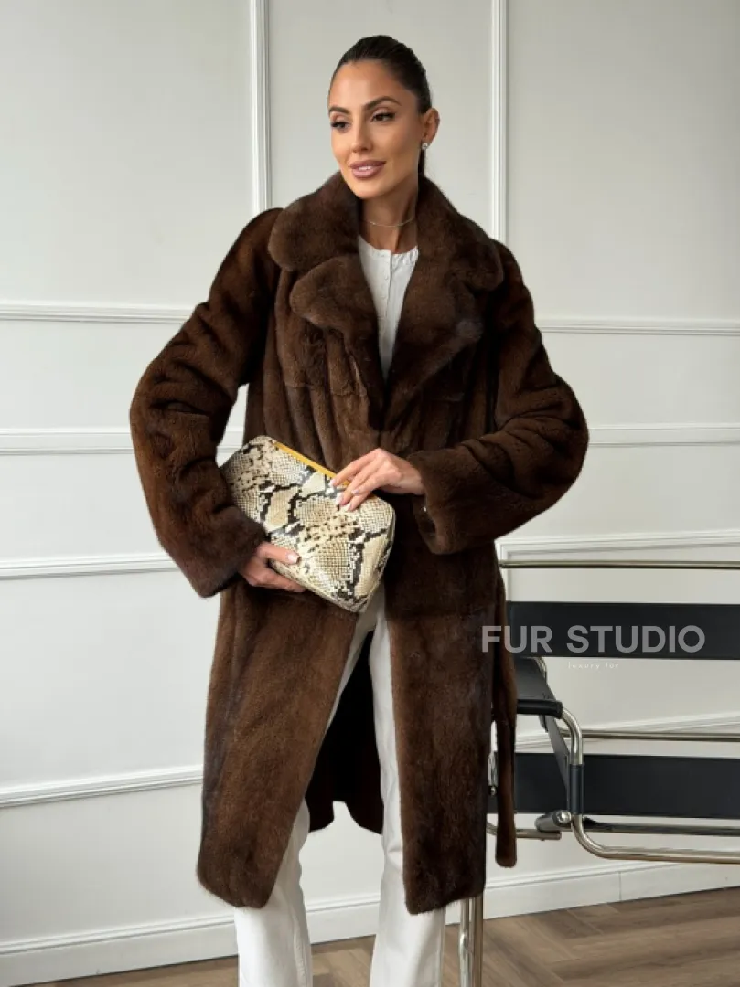 Норковая шуба средней длины со шлицами по бокам