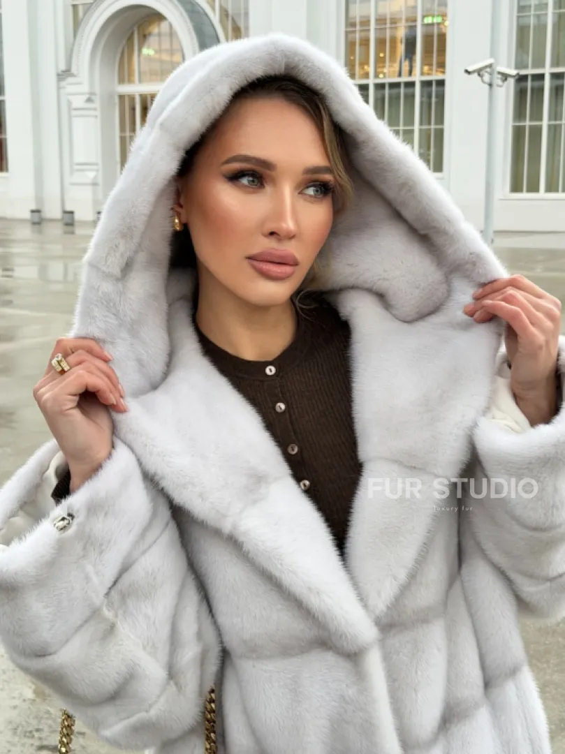 Белая норковая шуба с капюшоном - автоледи