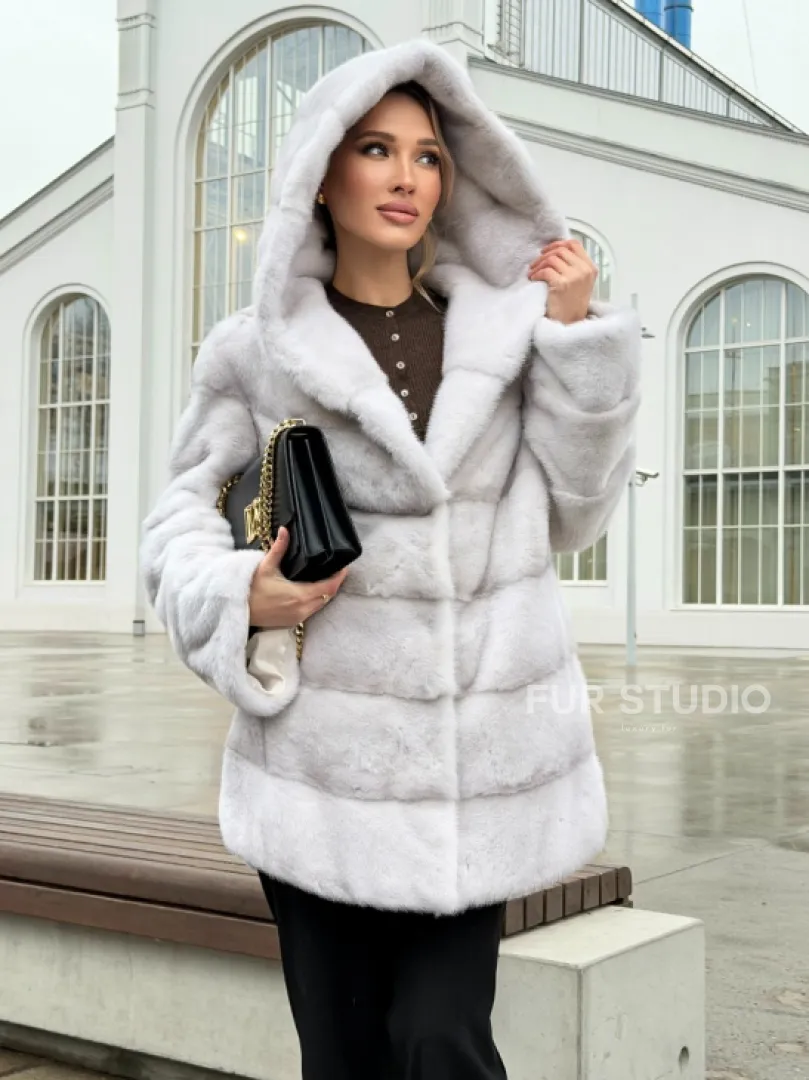 Белая норковая шуба с капюшоном - автоледи
