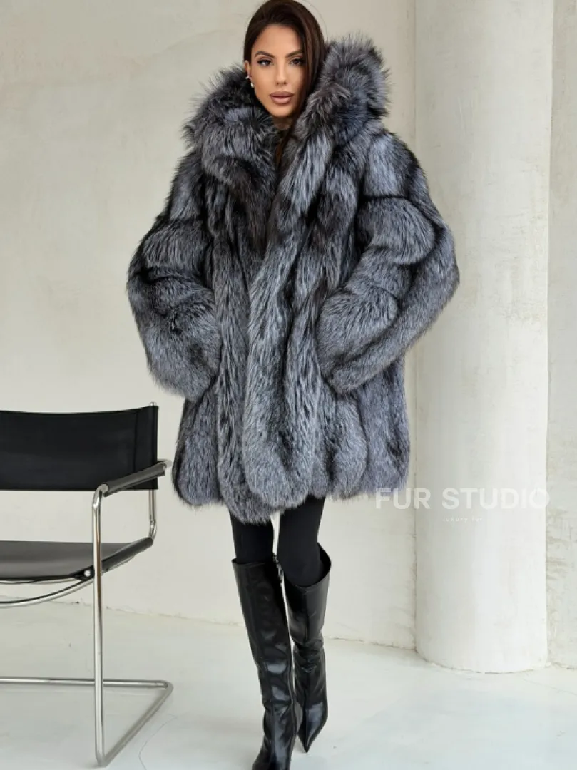 Шуба из натурального меха чернобурки с капюшоном