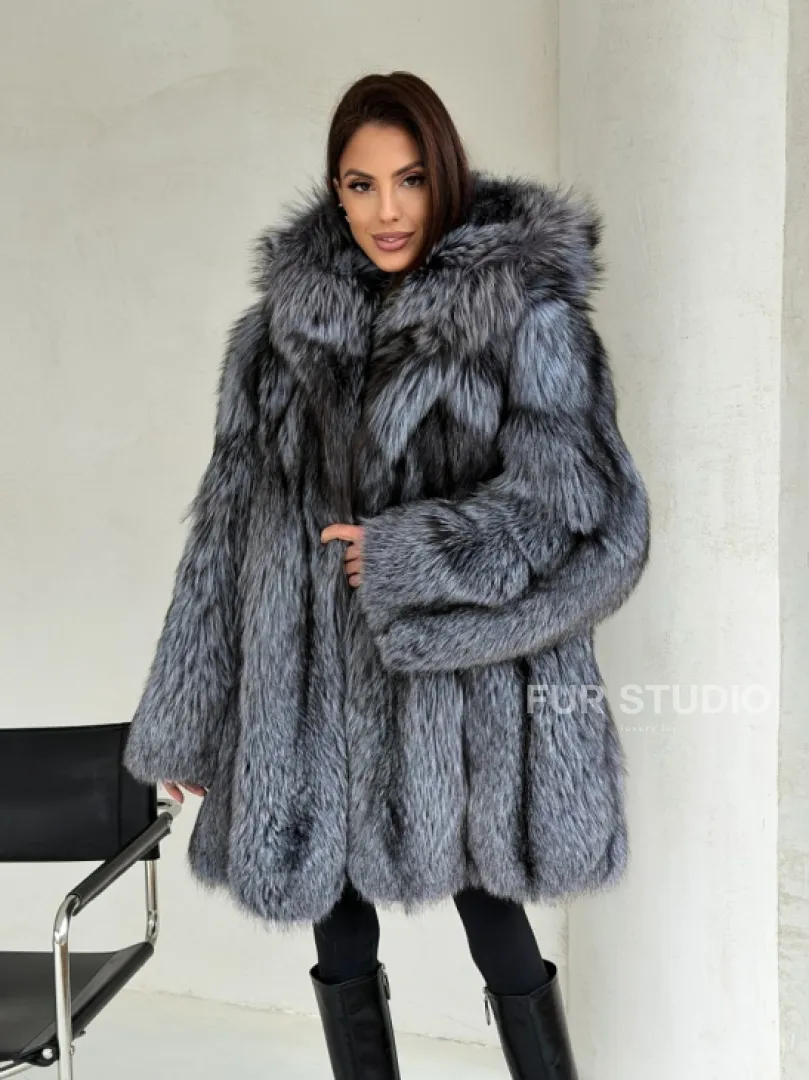 Шуба из натурального меха чернобурки с капюшоном