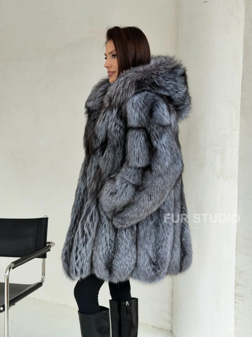 Шуба из натурального меха чернобурки с капюшоном