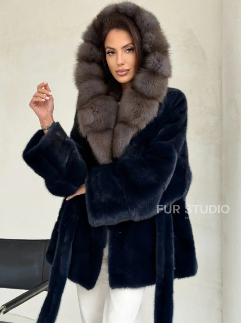 Норковый полушубок синего цвета с капюшоном куница