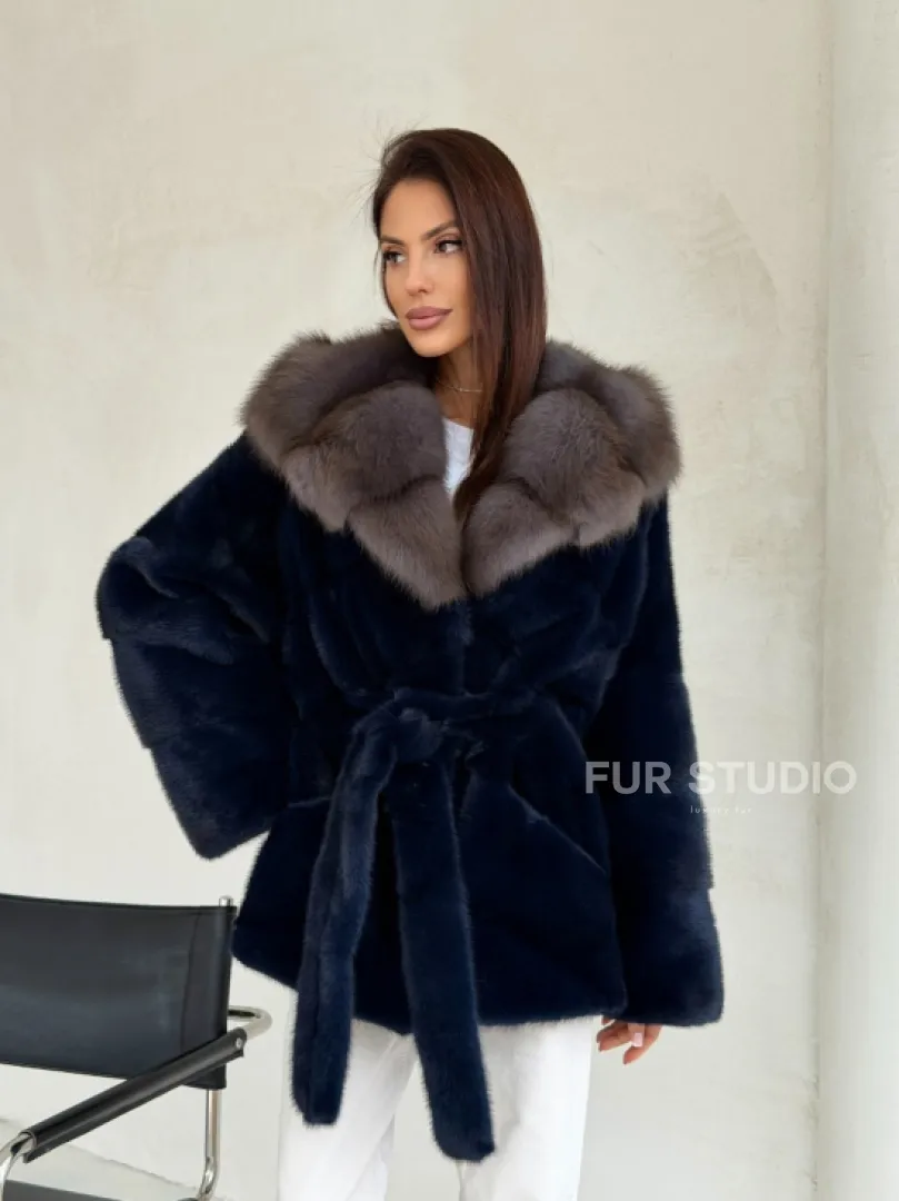 Норковый полушубок синего цвета с капюшоном куница