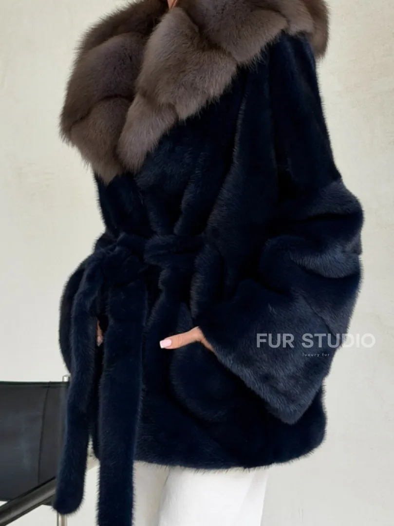 Норковый полушубок синего цвета с капюшоном куница
