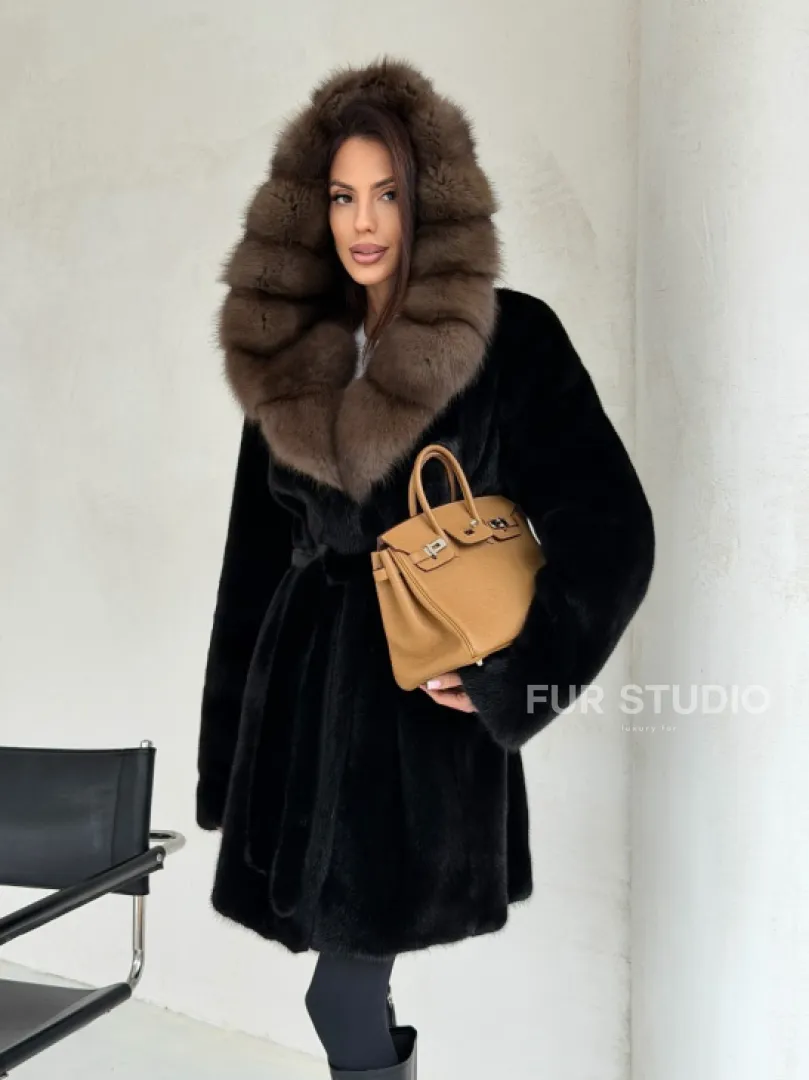 Черная норковая шуба средней длины - капюшон куница