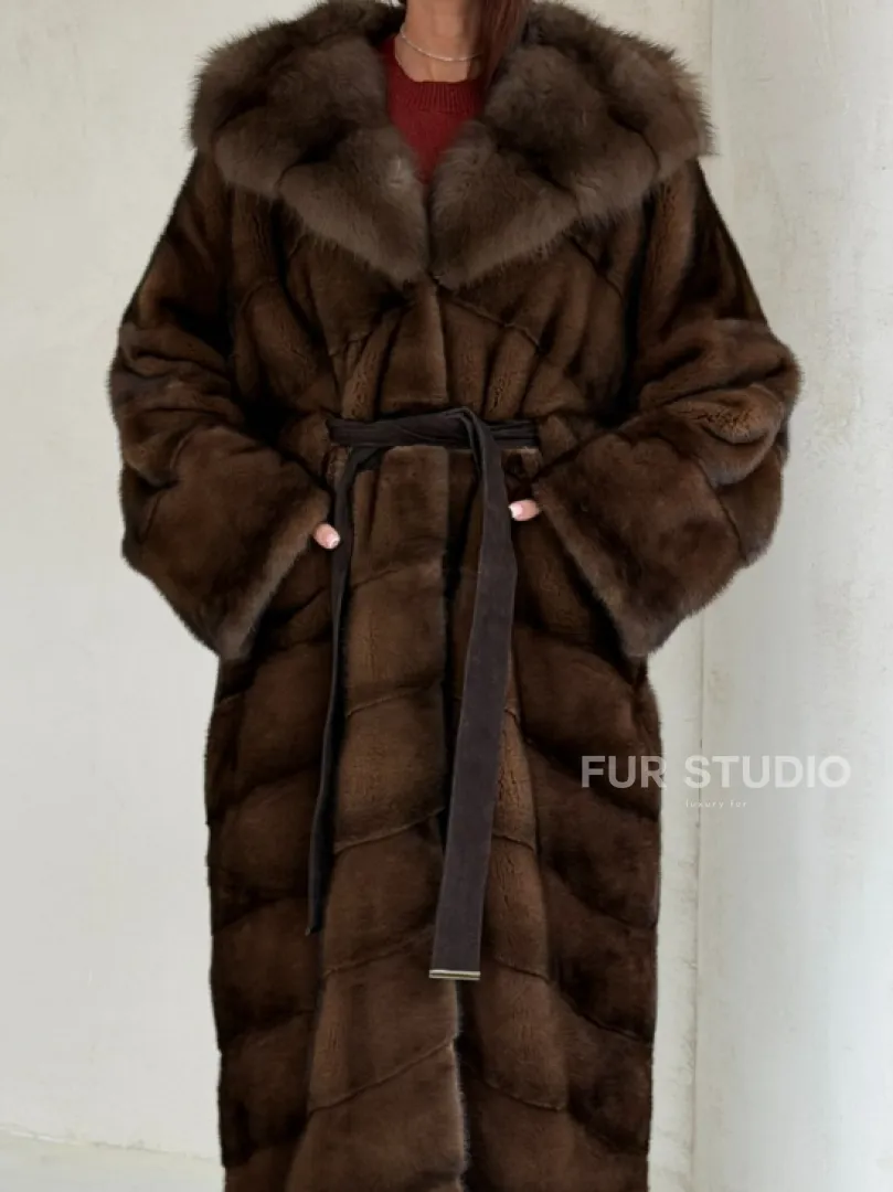 Норковая шуба цвета «орех» с капюшоном из куницы