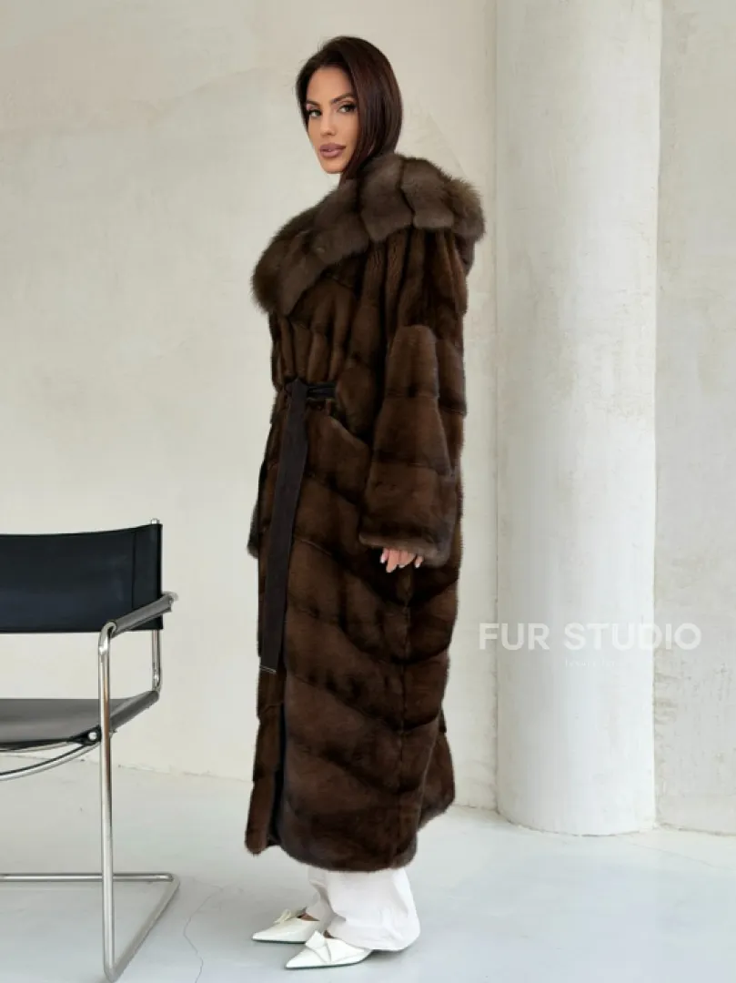 Норковая шуба цвета «орех» с капюшоном из куницы
