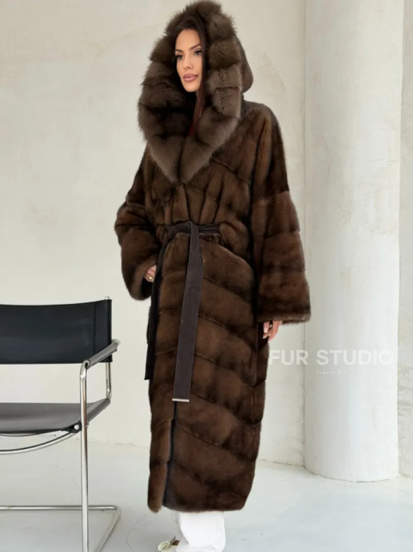 Норковая шуба цвета «орех» с капюшоном из куницы