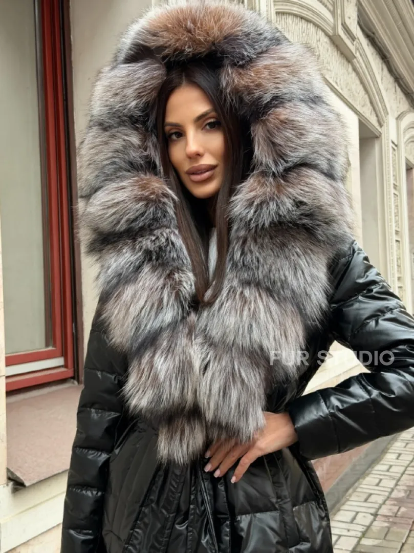 Чёрное пуховое пальто с меховым капюшоном из чернобурки